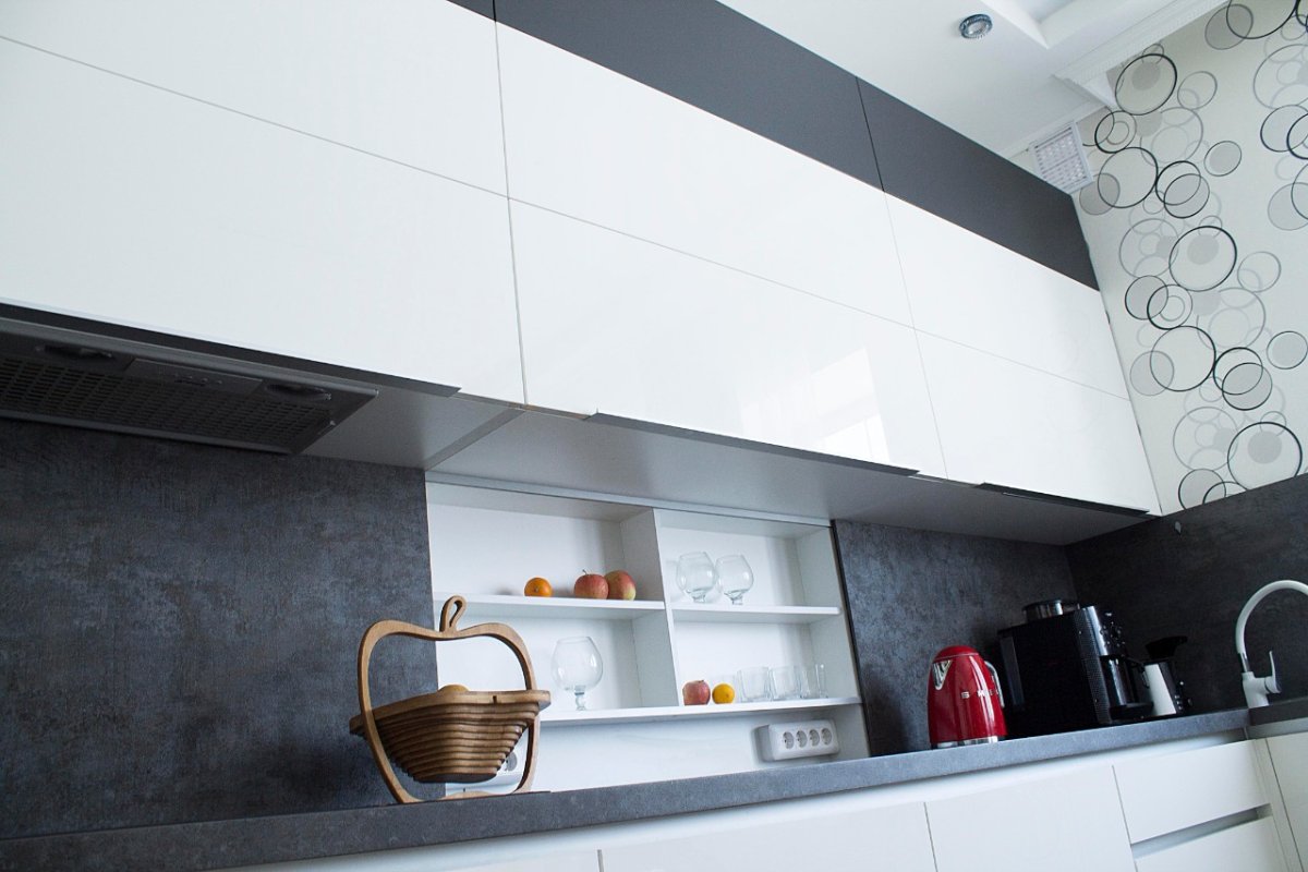 Абстрактные линии на фартуке из стекла