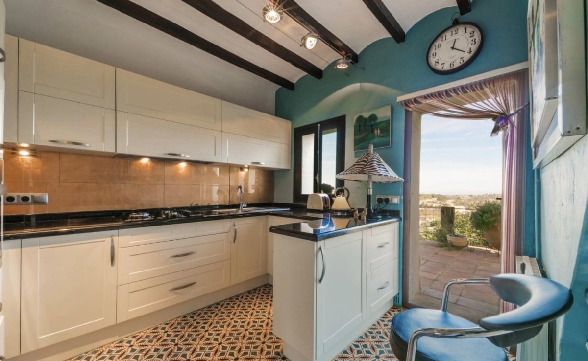 Кухня с выходом на террасу прямоугольная