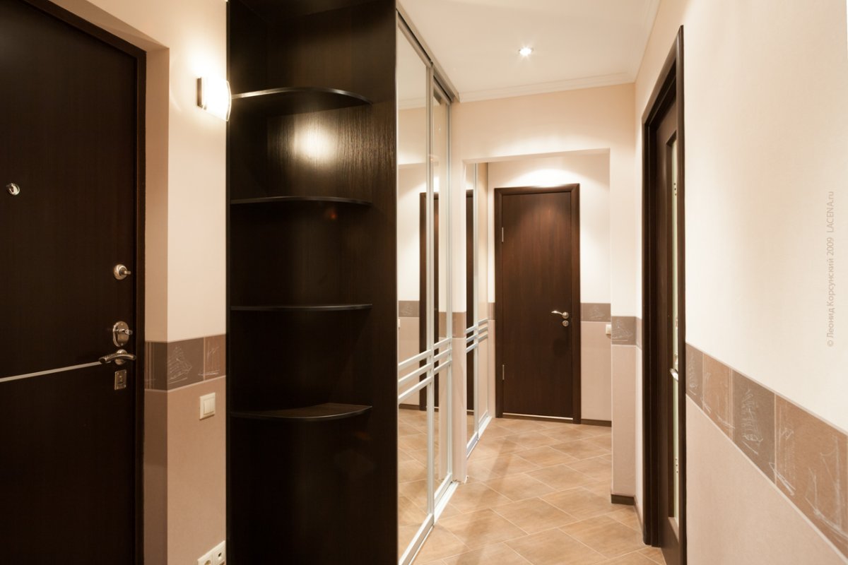 Обои в коридор под темные двери