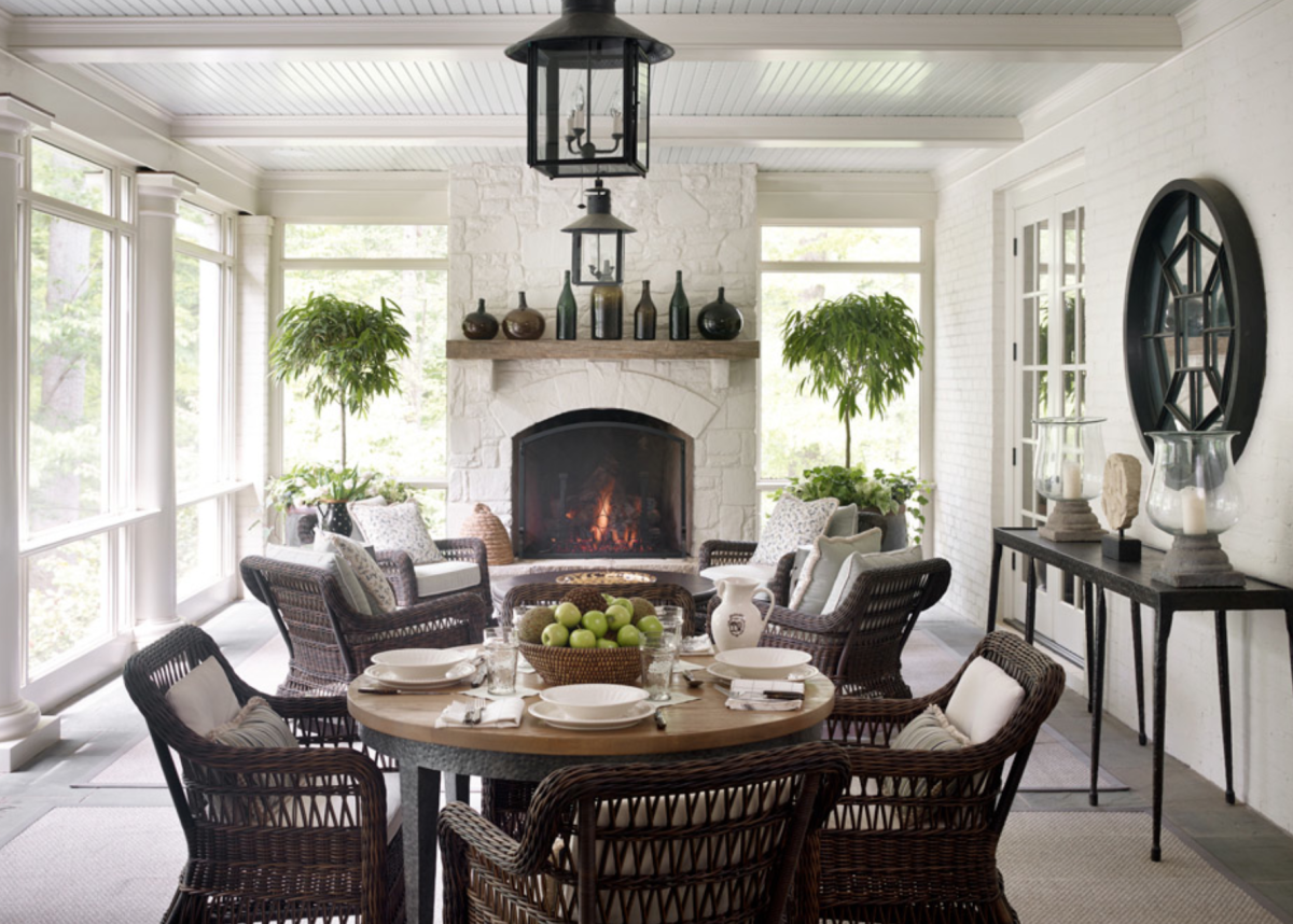 Камин в столовой