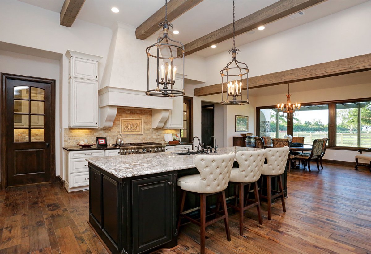 Кухня гостиная с островом и камином