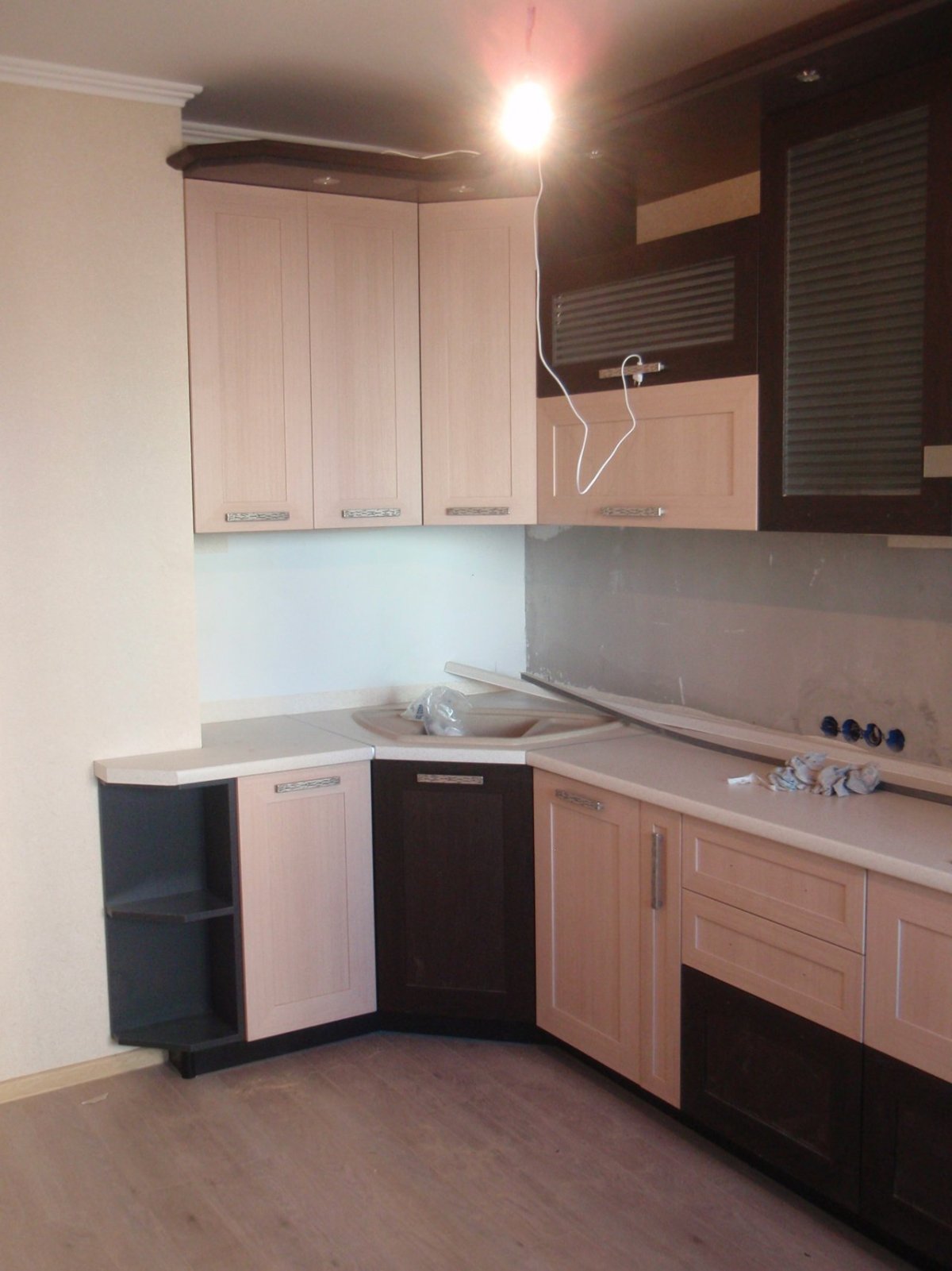 Угловая кухня с коробом вентиляции