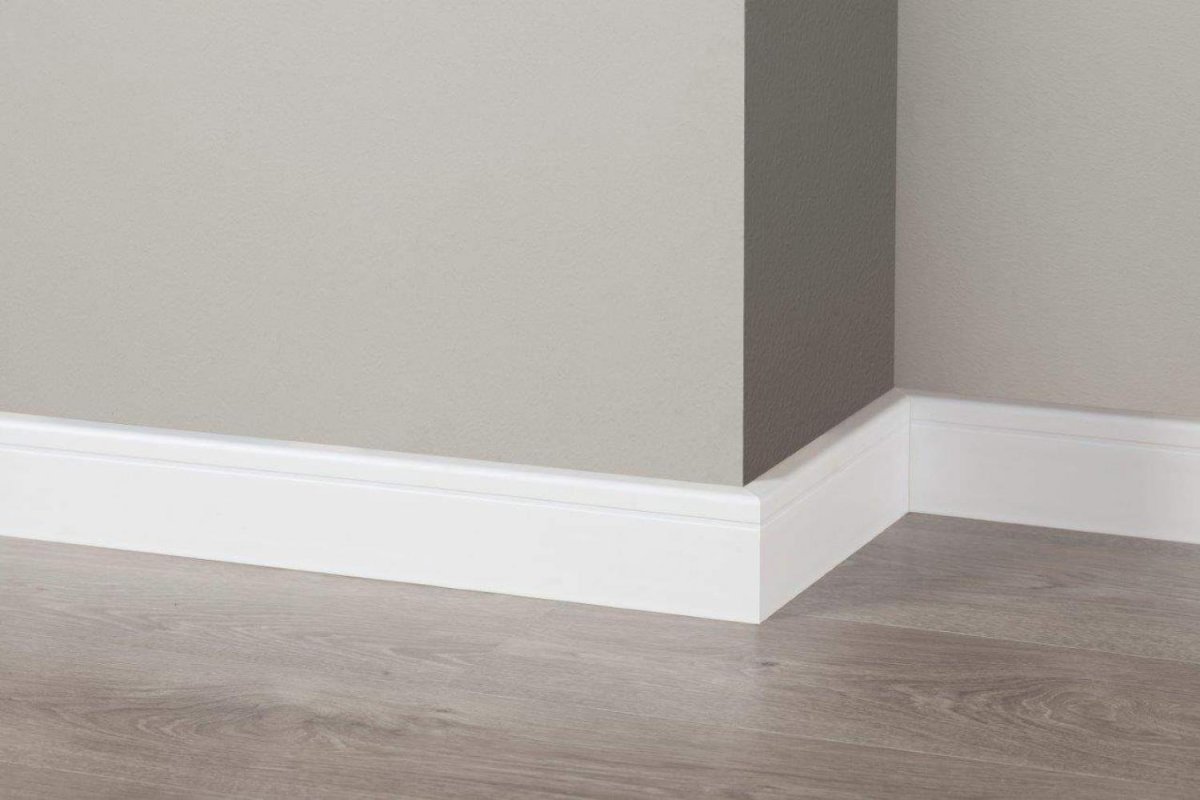 Серые стены белые двери