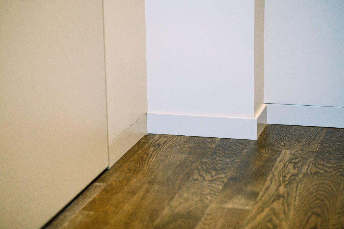 Серые стены белый плинтус