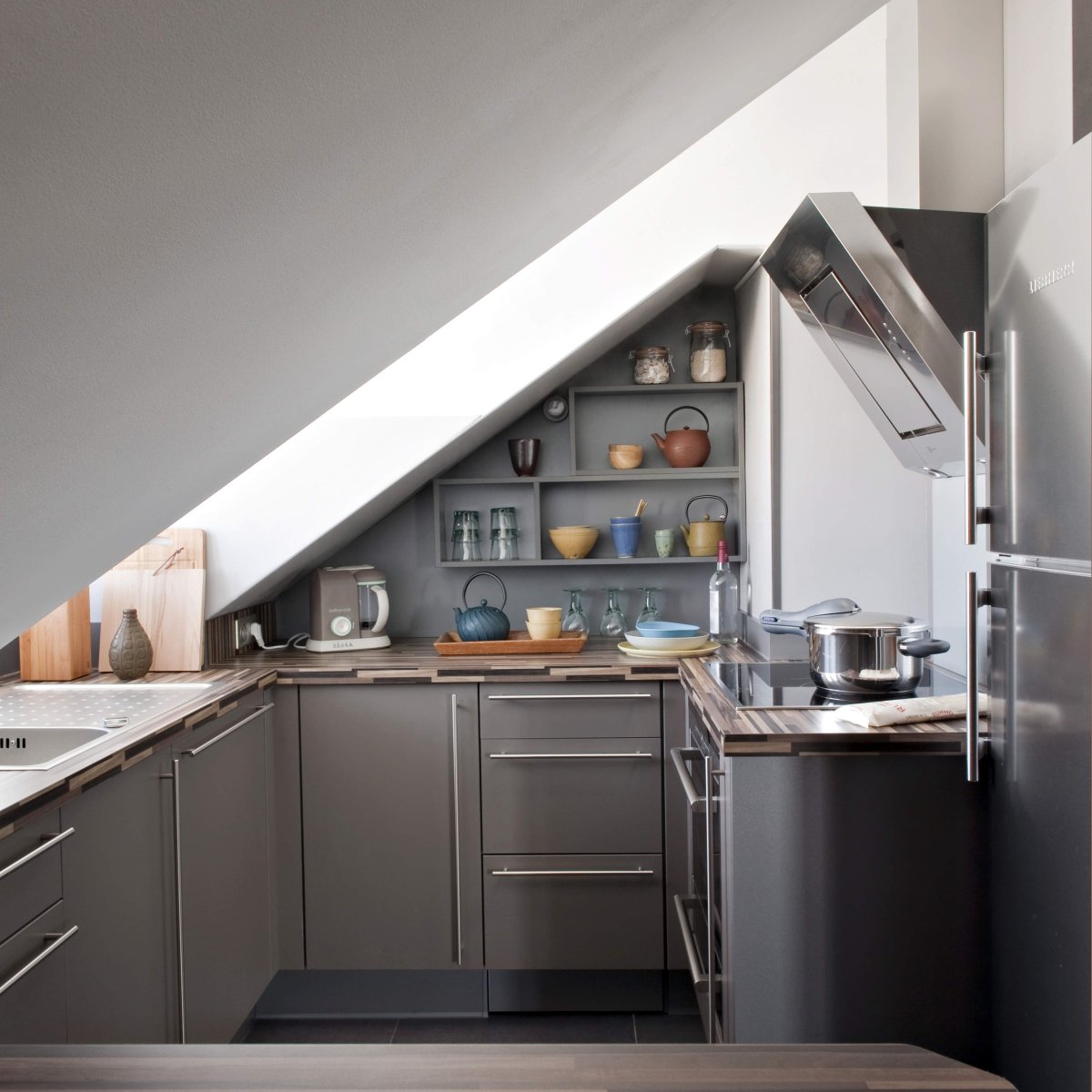 Белая кухня в мансарде