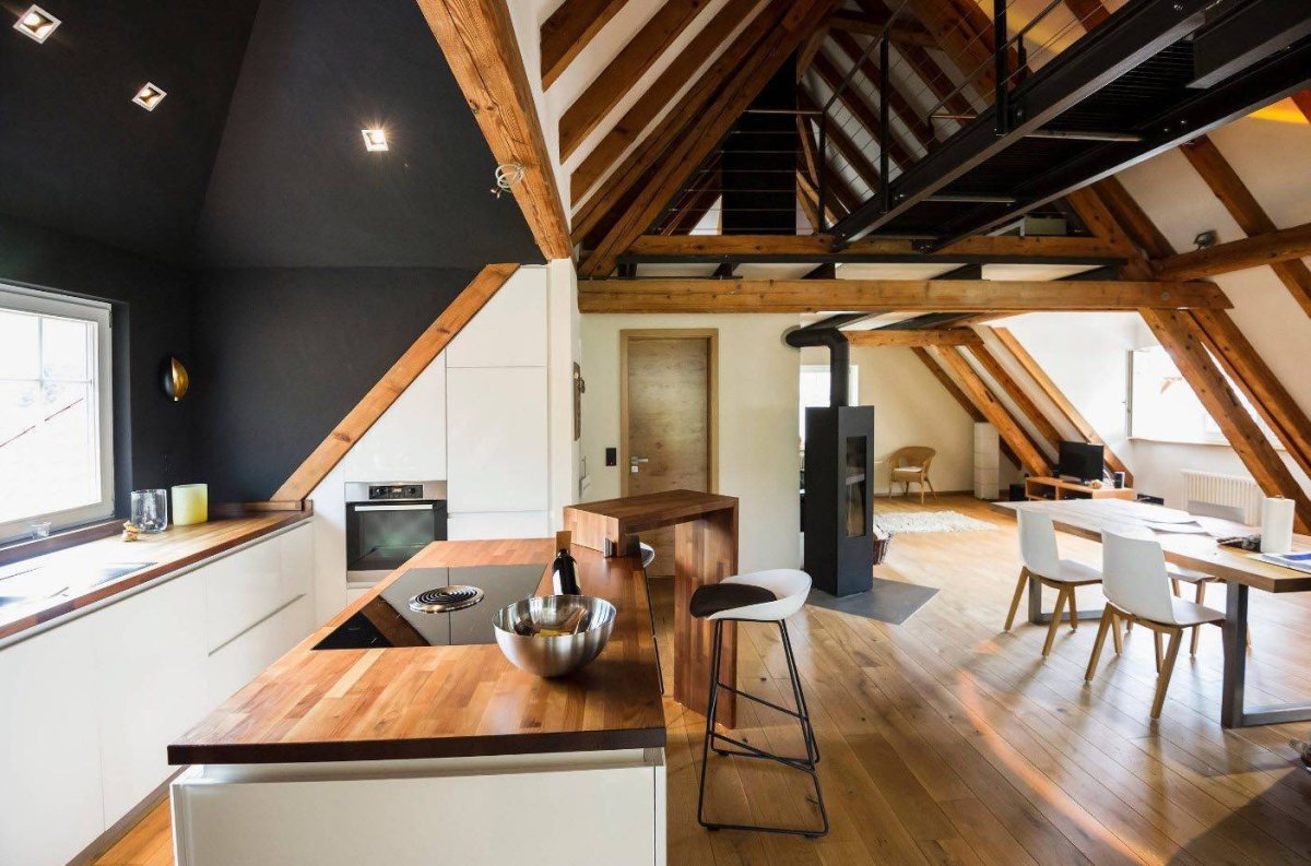 Кухня на мансарде с островом