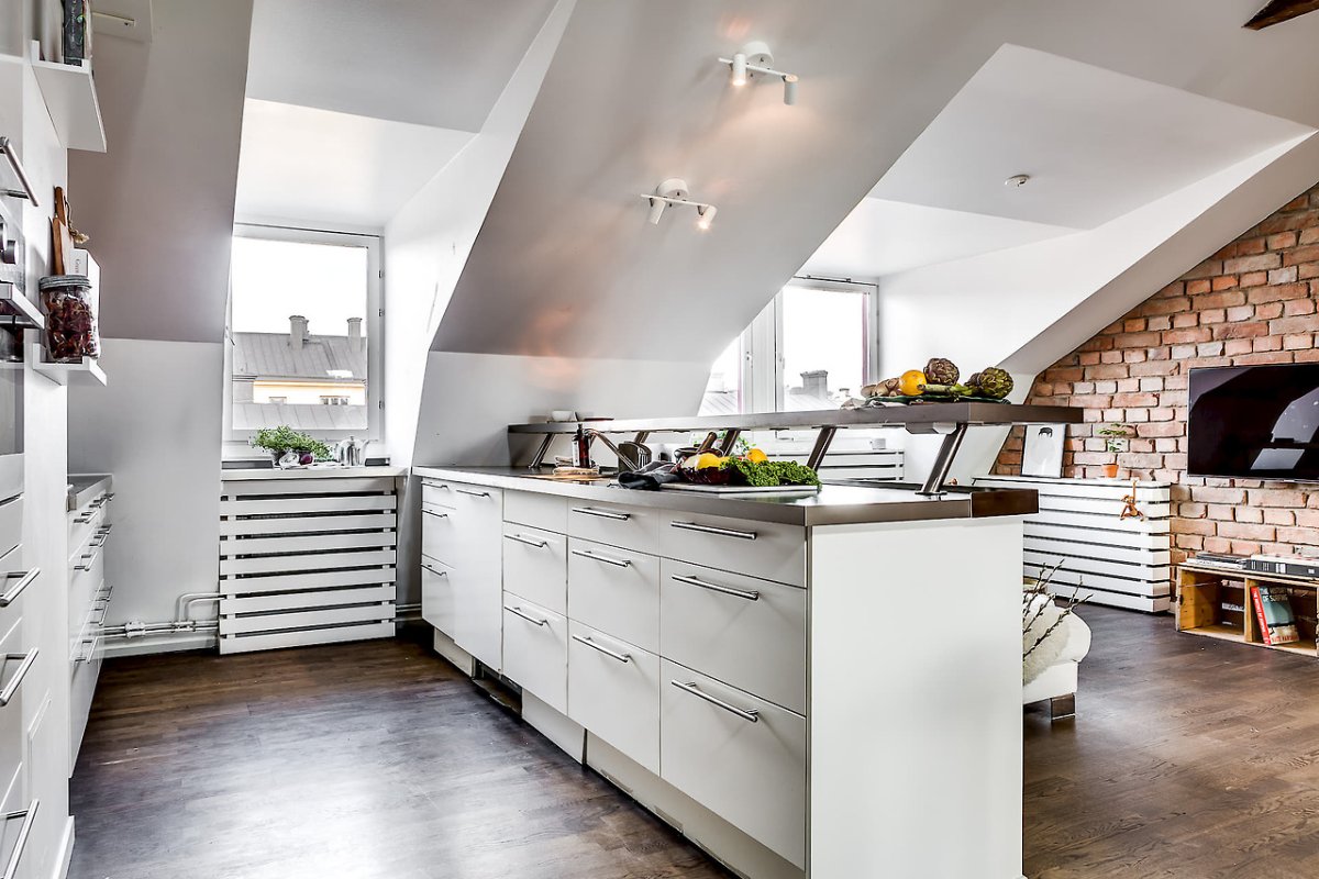 Кухня с наклонным потолком