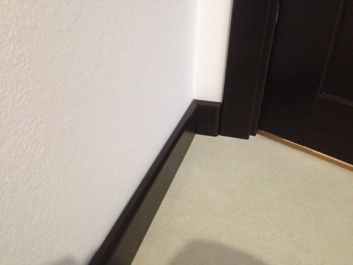 Черный плинтус в интерьере