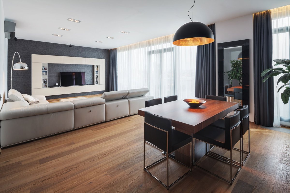 Гостиная с камином и обеденным столом