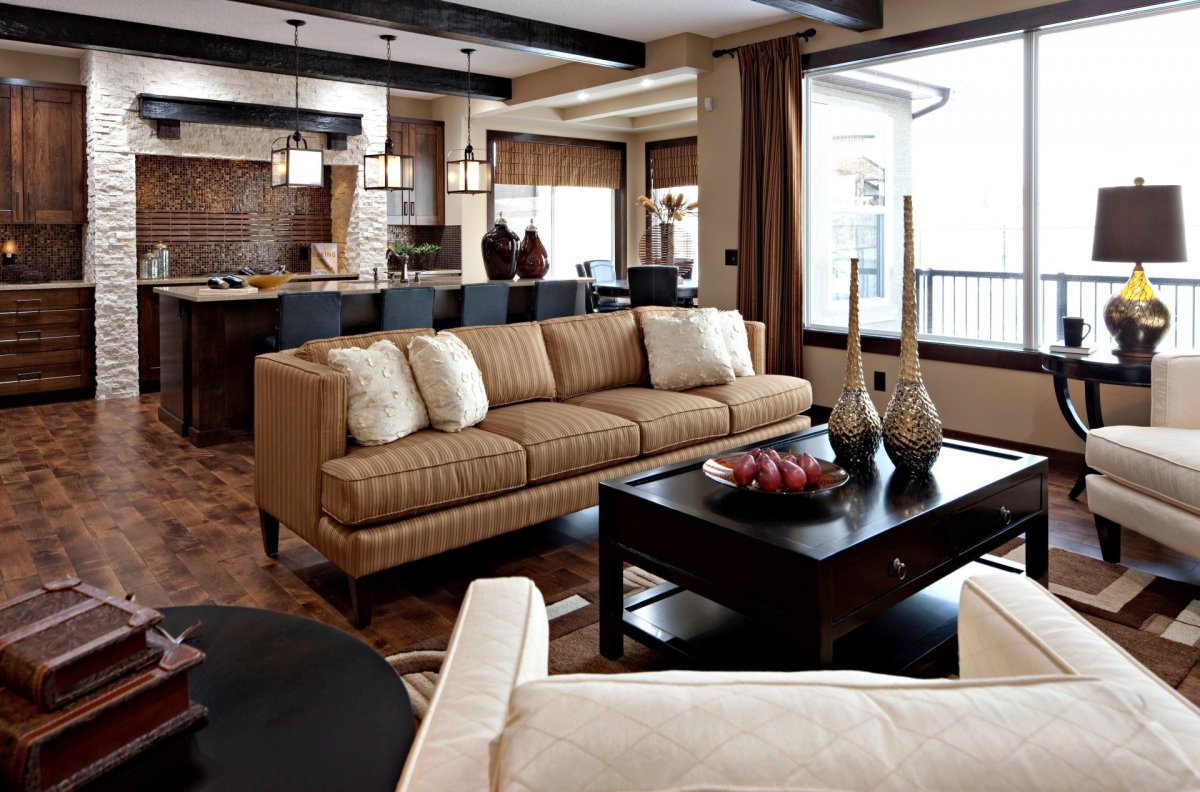 Обеденный стол в гостиной в интерьере