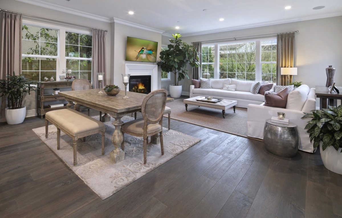 Красивая мебель для столовой в своем доме