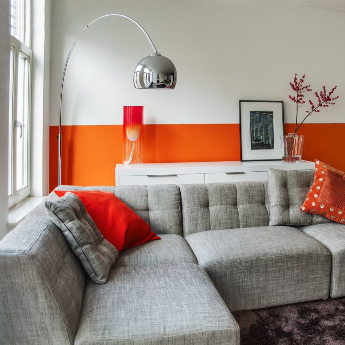 Авангард стиль в интерьере оранжевый и фиолетовый