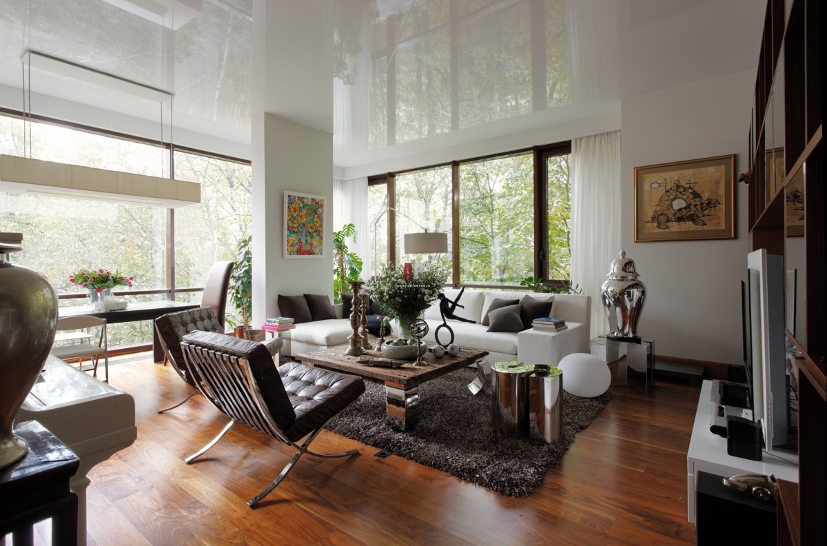 Гостиная в особняке с камином