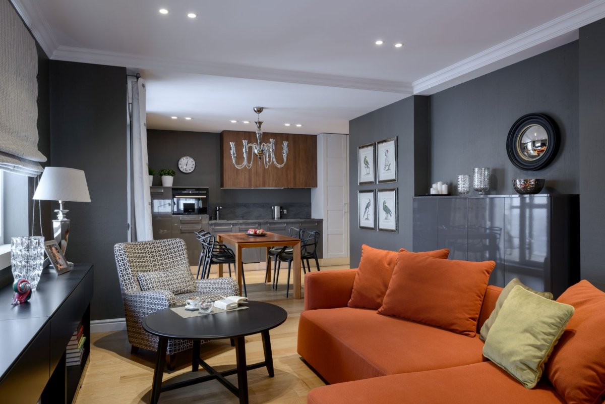 Сочетание голубого и оранжевого в интерьере