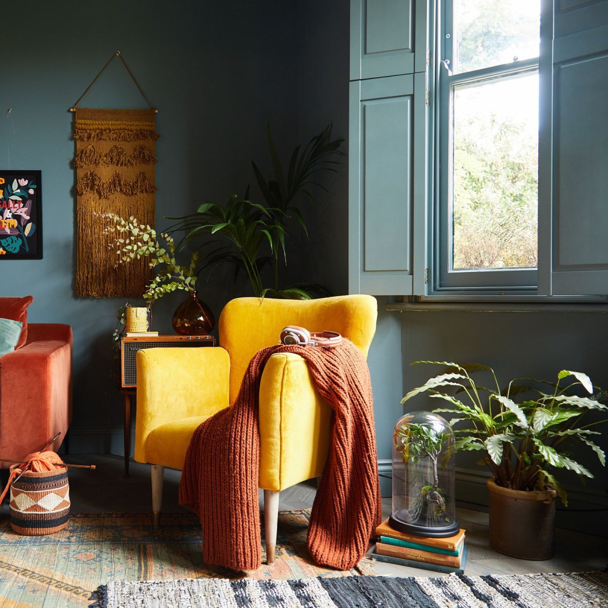 Бетонная оранжевая стена