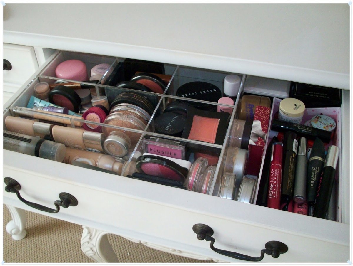 Столик для косметики