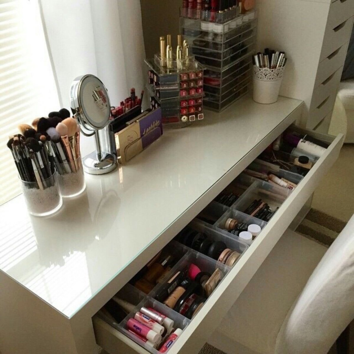 Косметический стол с косметикой