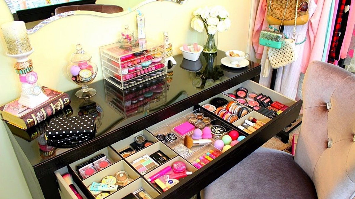 Косметика на подоконнике