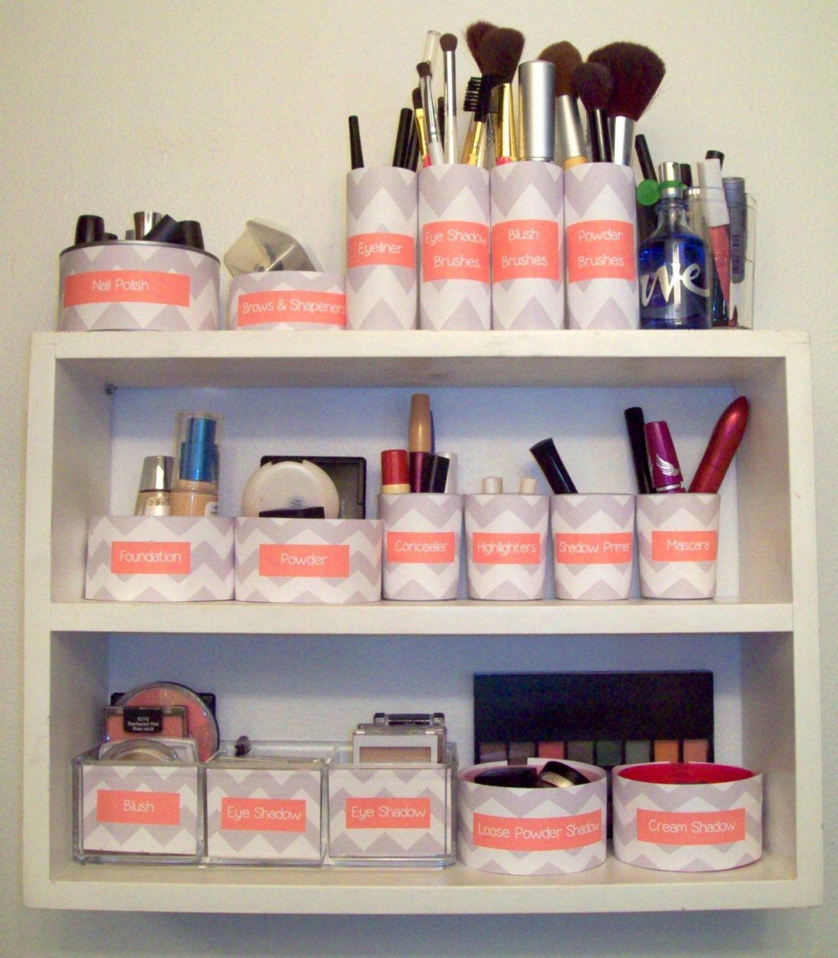 Туалетный столик с косметикой