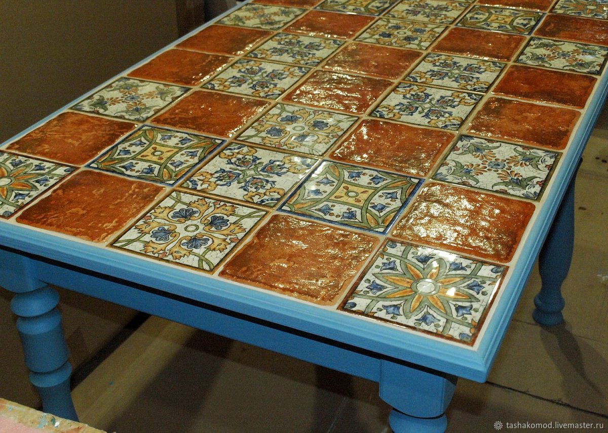 Стол с кафельной плиткой
