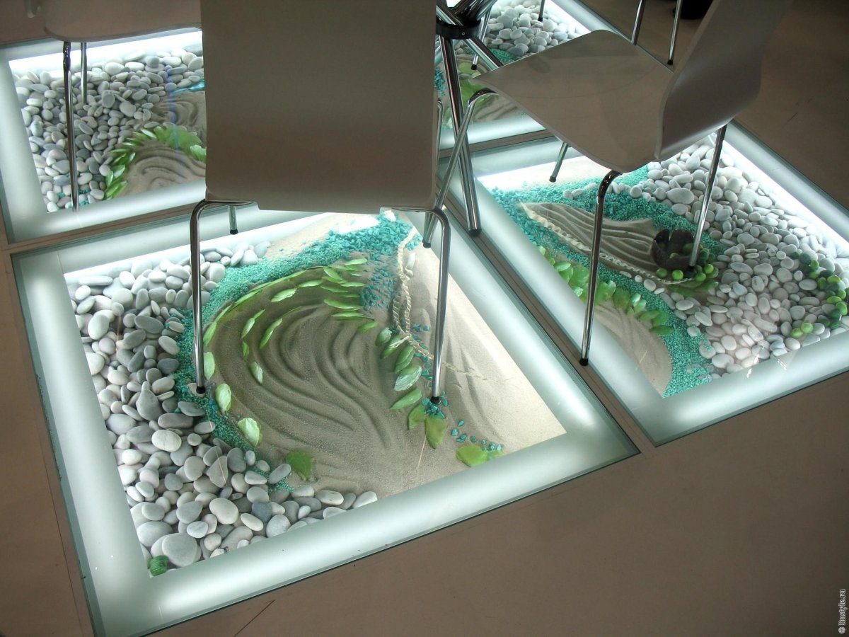 Стеклянный пол с подсветкой на улице