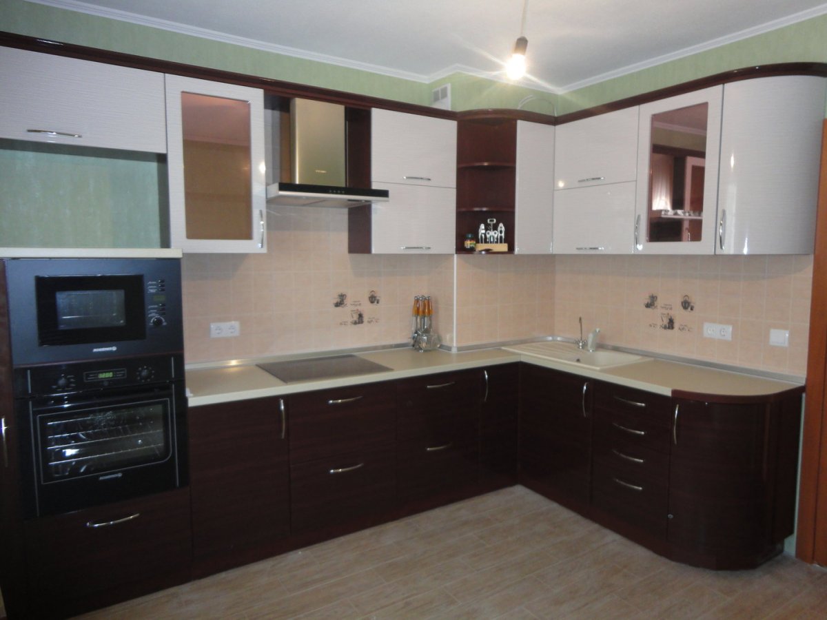 Кухня гостиная с угловым кухонным гарнитуром