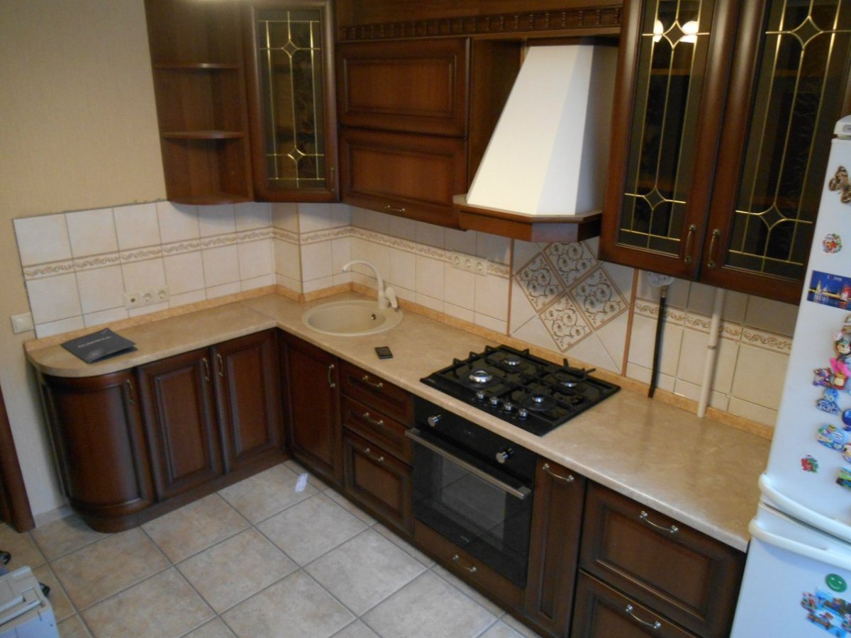 Угловая кухня с выступом