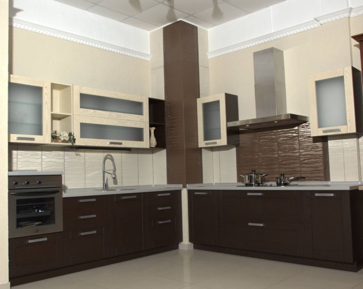 Угловая кухня с вентшахтой