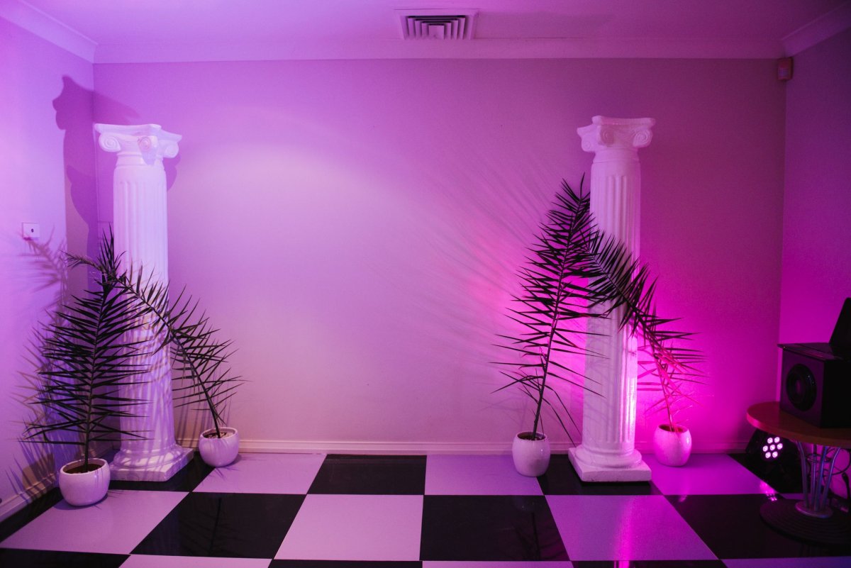 Синяя неоновая комната