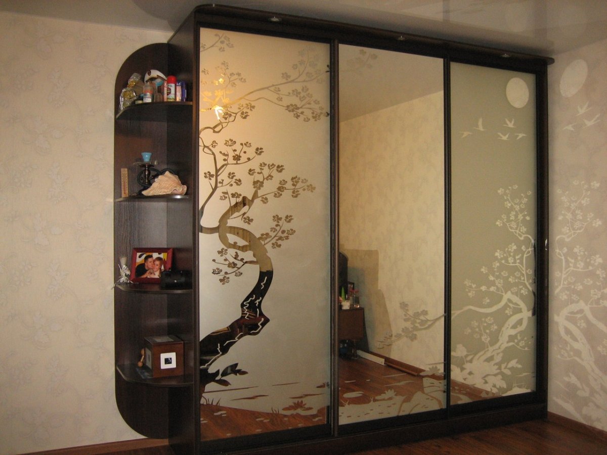 Встроенный шкаф в зал с пескоструйным орнаментом