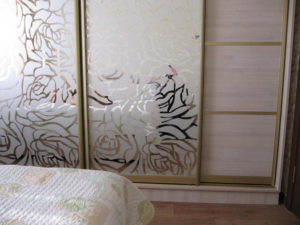 Шкафы с пескоструйным рисунком на зеркале женщины