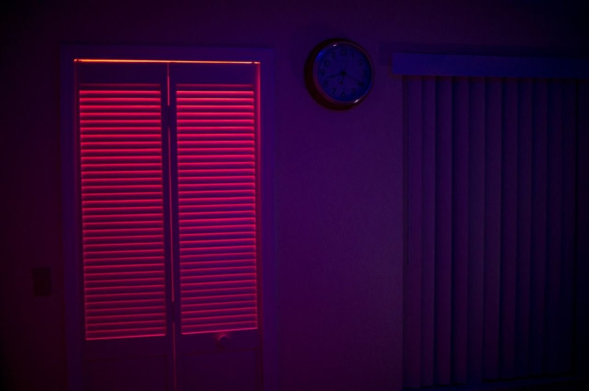 Неоновая комната