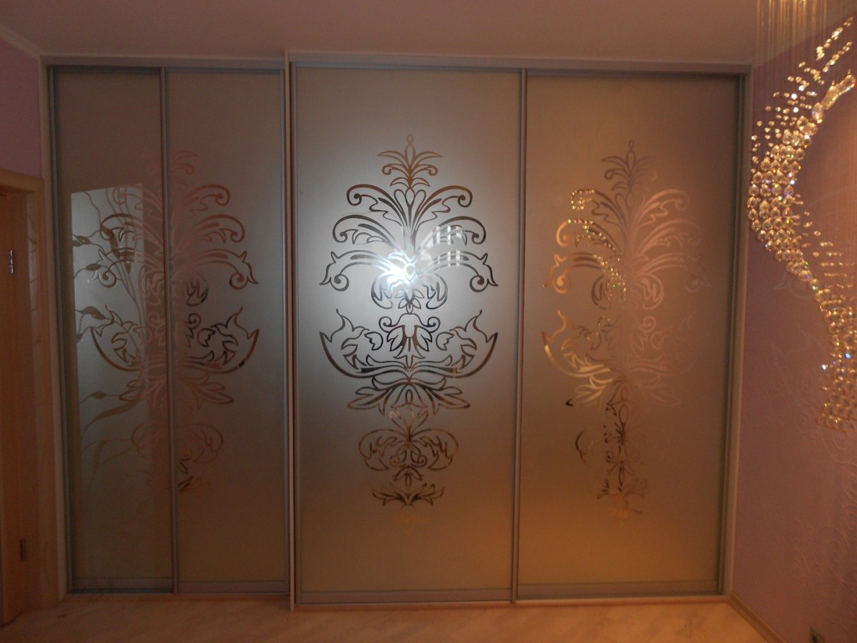 Пескоструйный рисунок на зеркале шкафа купе