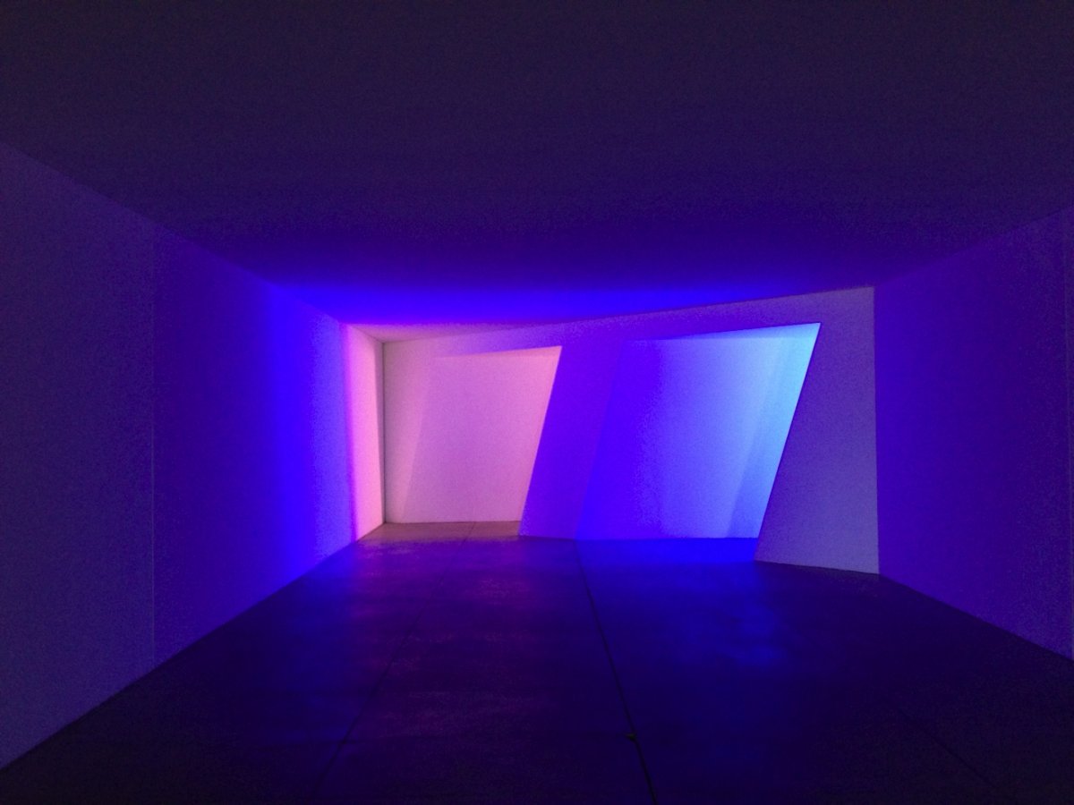 Неоновое помещение