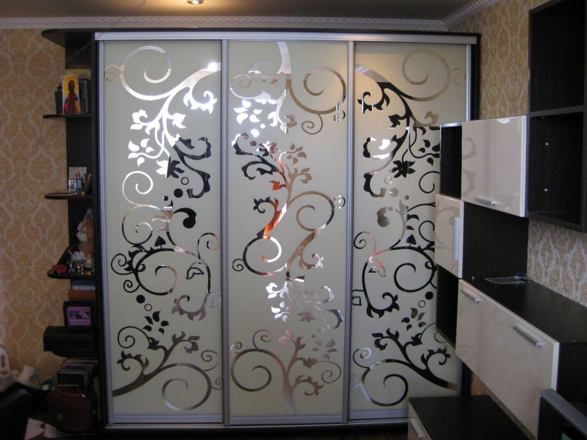 Рисунок пескоструй на зеркале шкафа купе фото