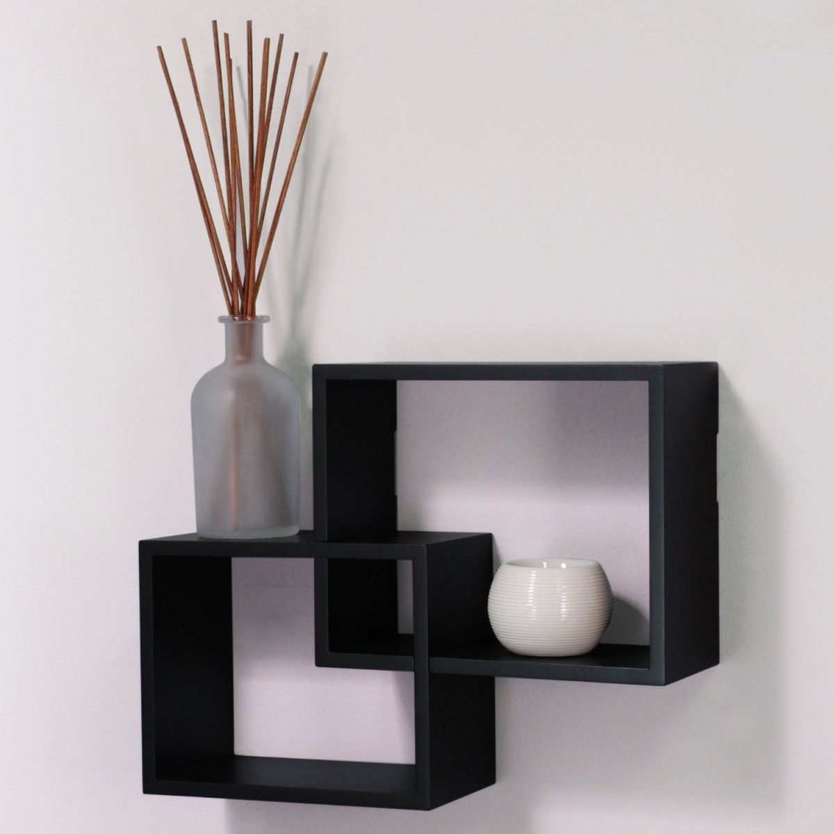 Черные квадратные полки