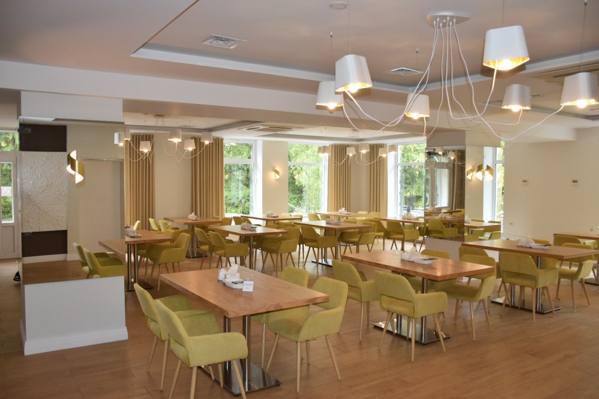 Обеденный зал школьной столовой