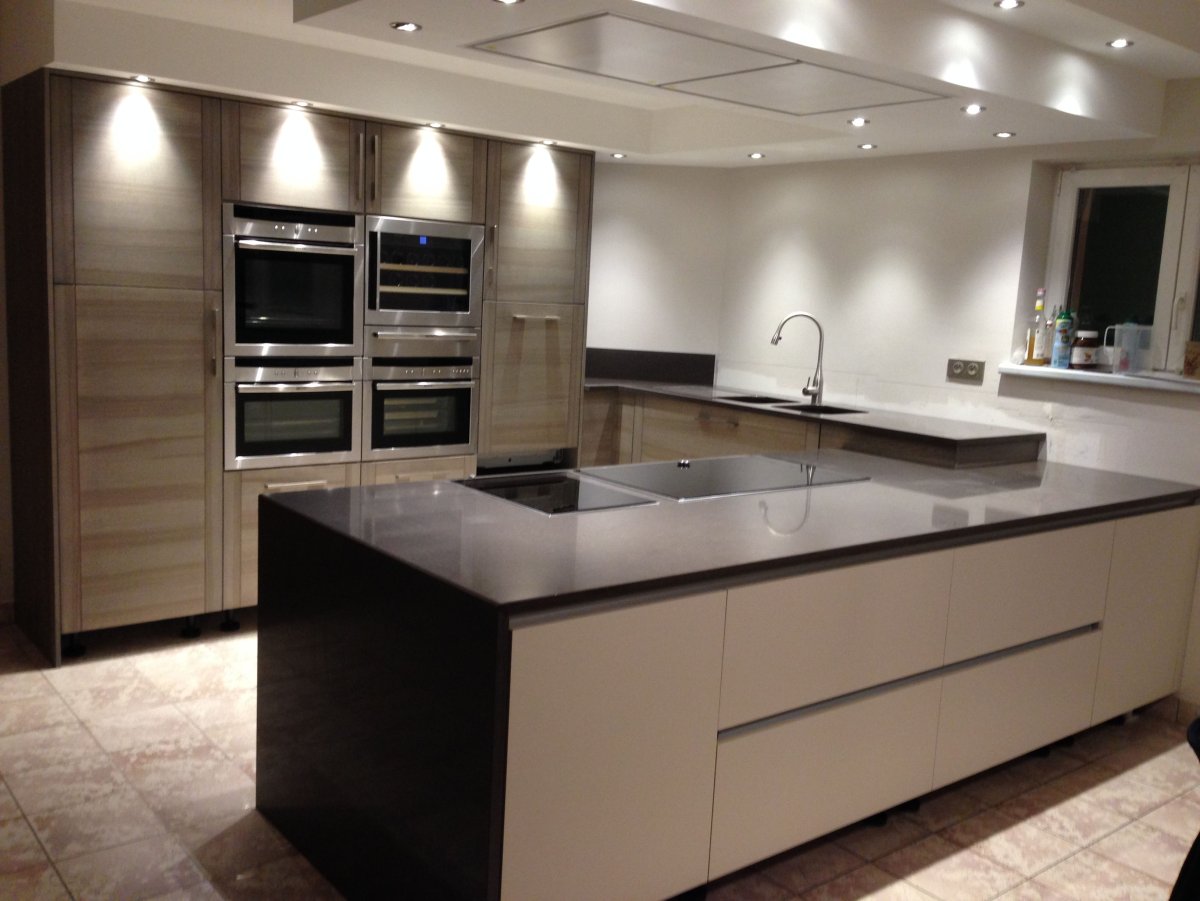 Современные трехярусные кухни