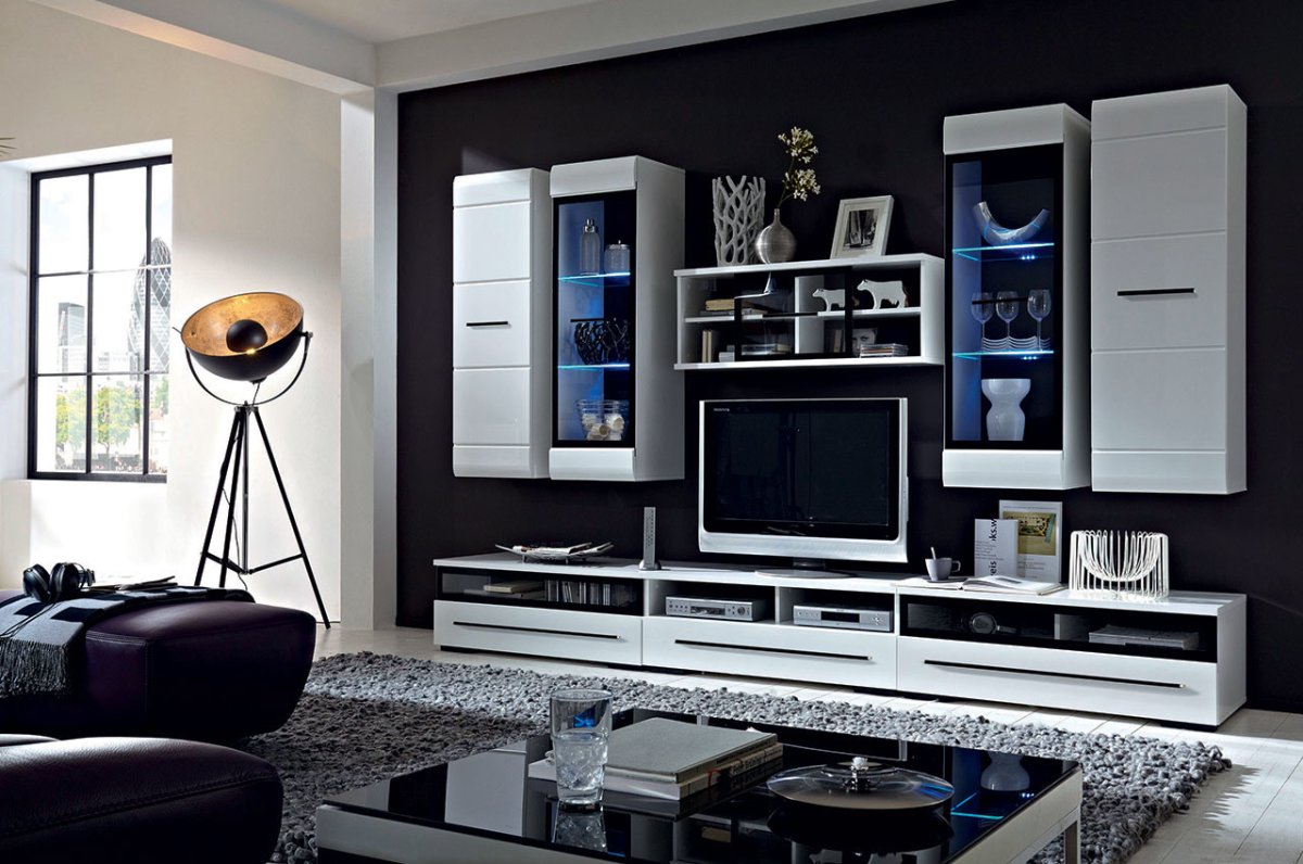 Белая лаковая стенка