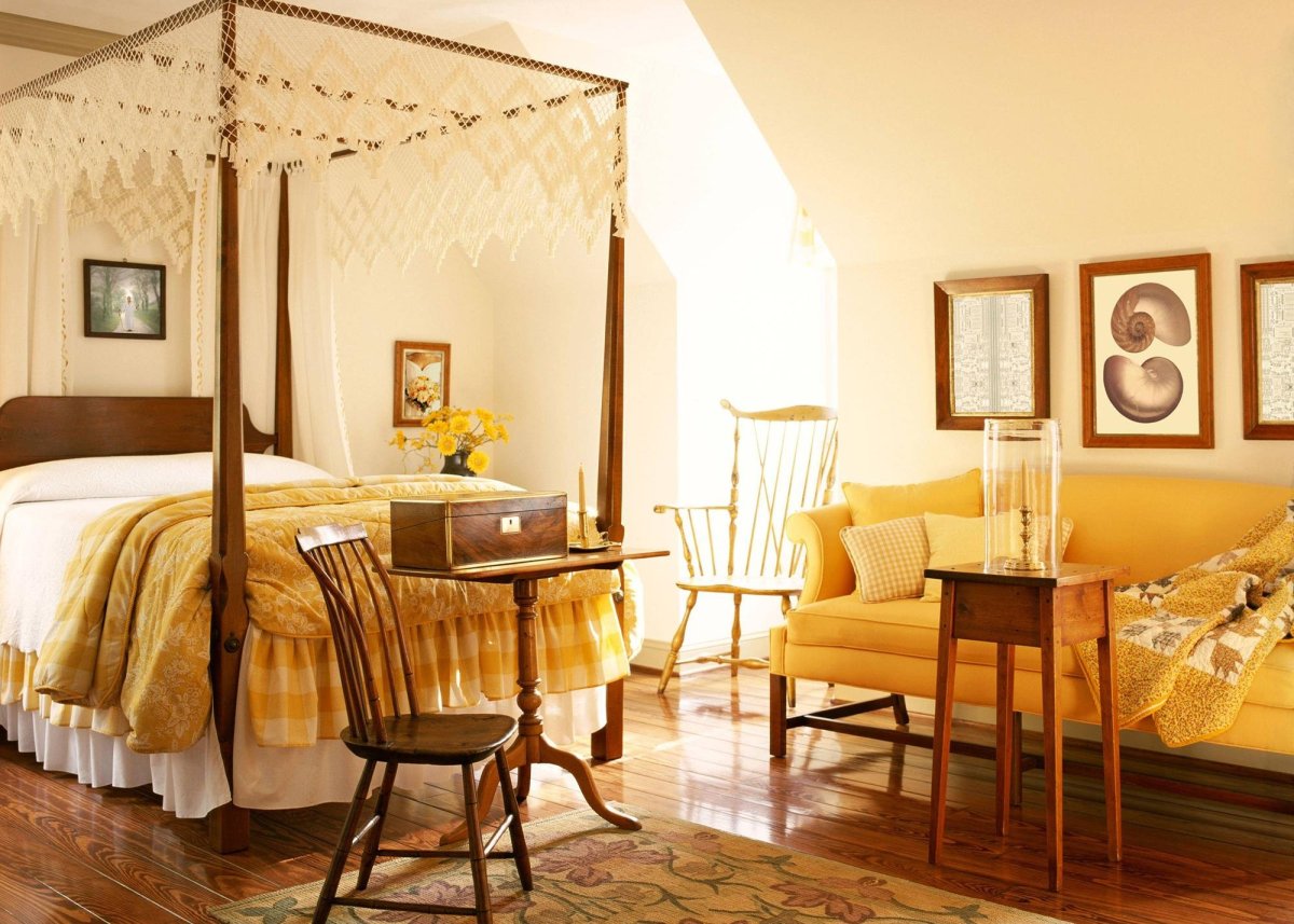 Оранжевый в интерьере гостиной