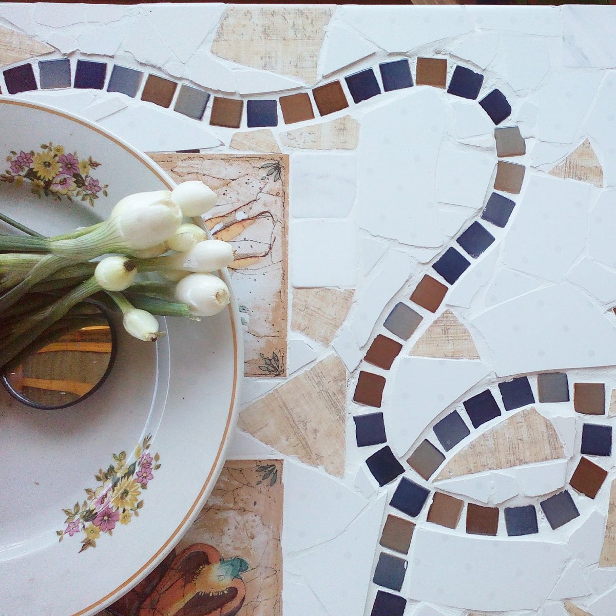 Декор из битой плитки