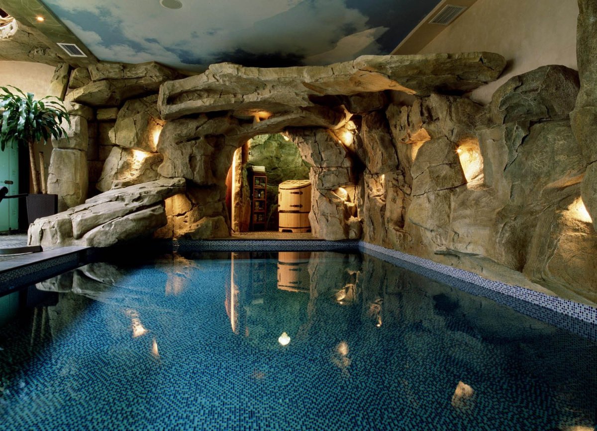 Интерьер бассейна в коттедже