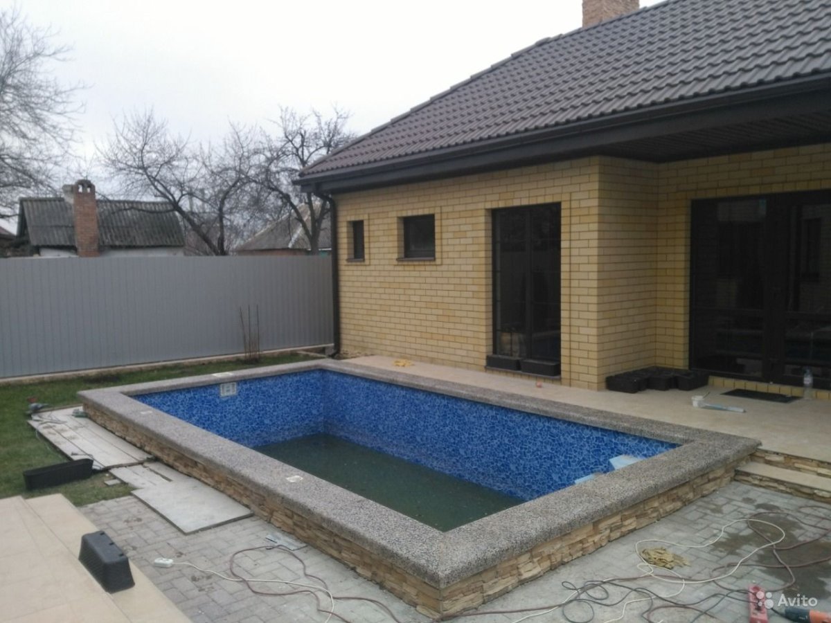 Камушки в интерьере бассейна