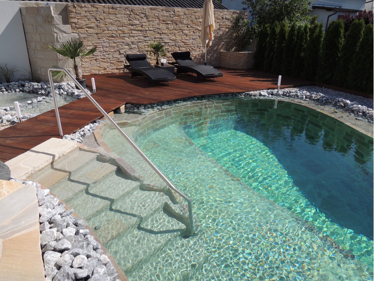 Отделка бассейна камнем на улице