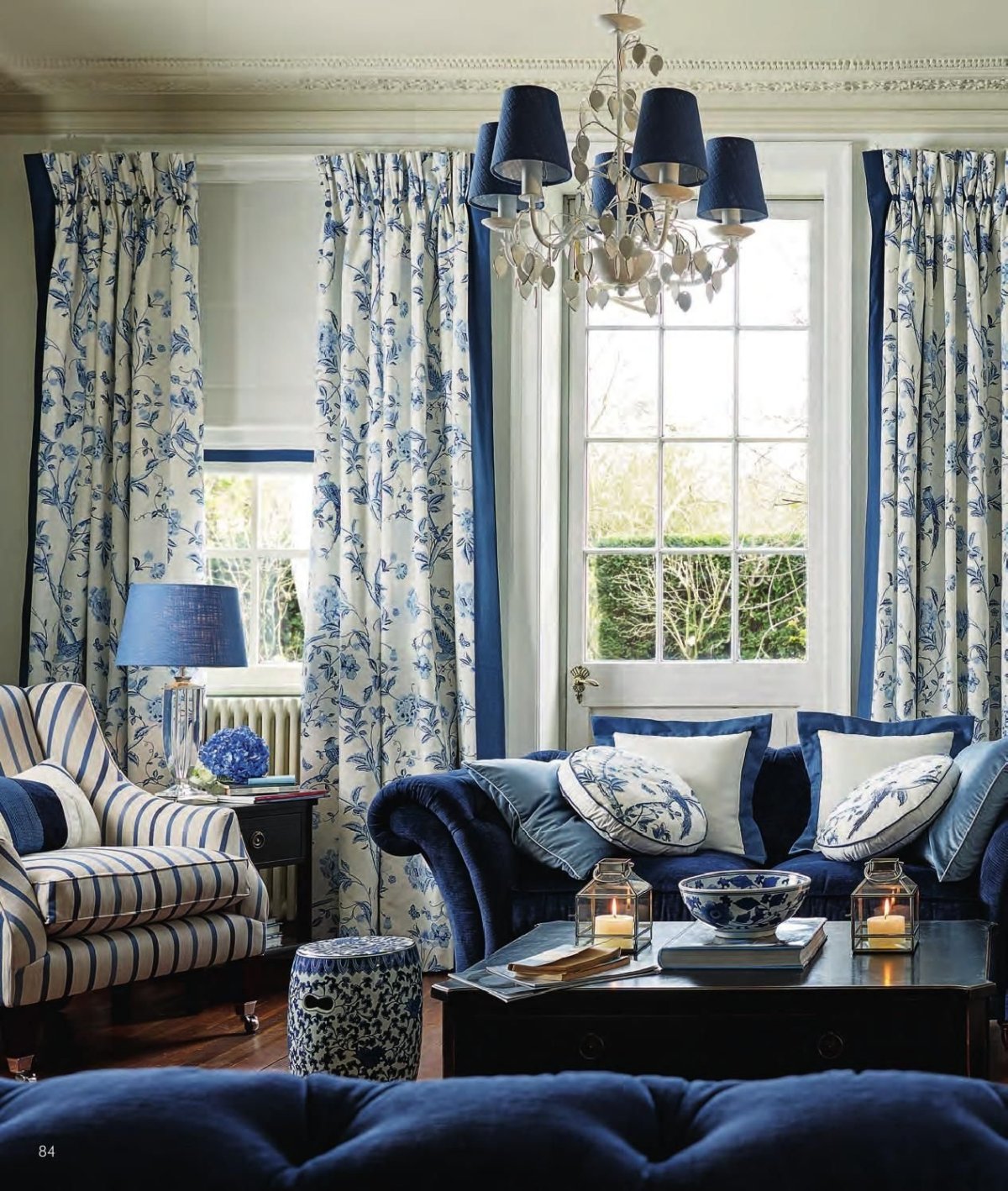 Синие шторы в интерьере