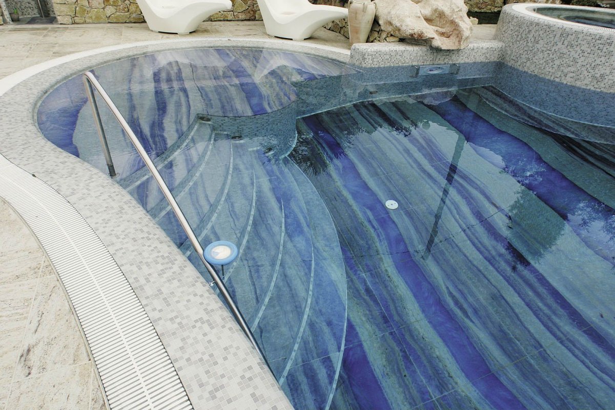 Уличный бассейн с Галькой