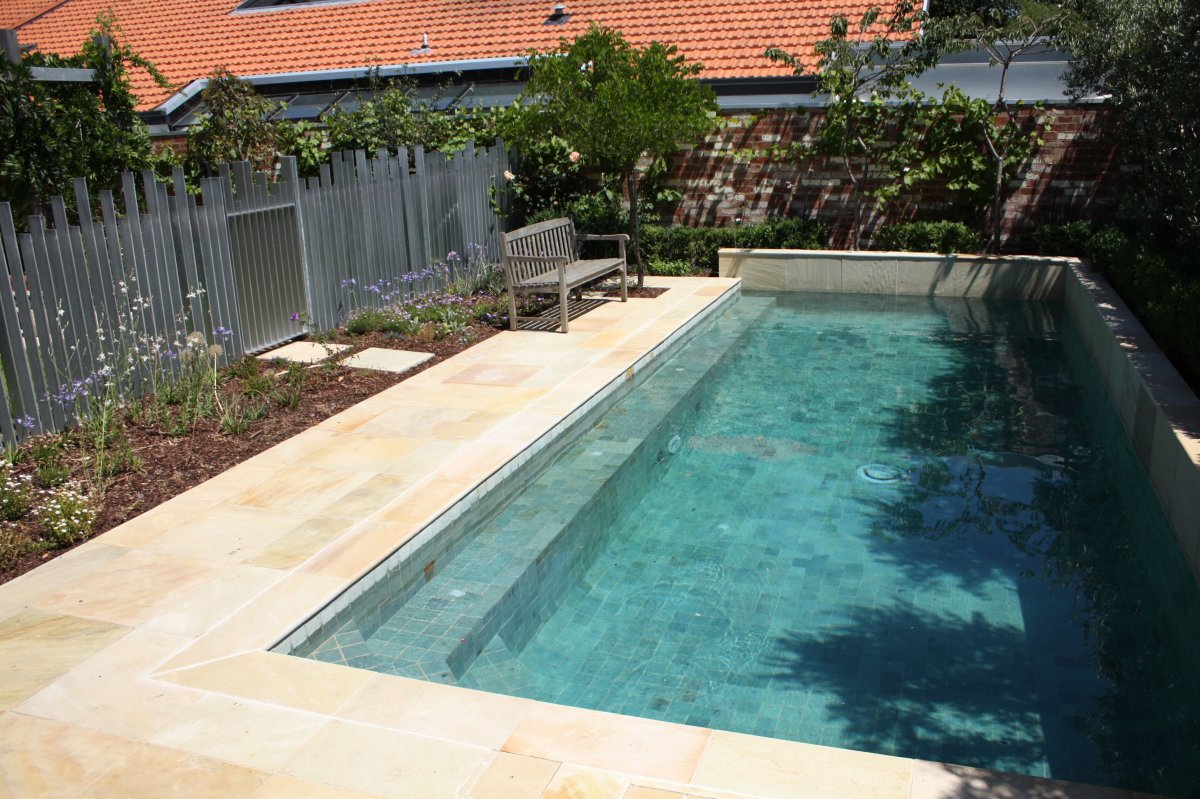 Бассейн из белого камня