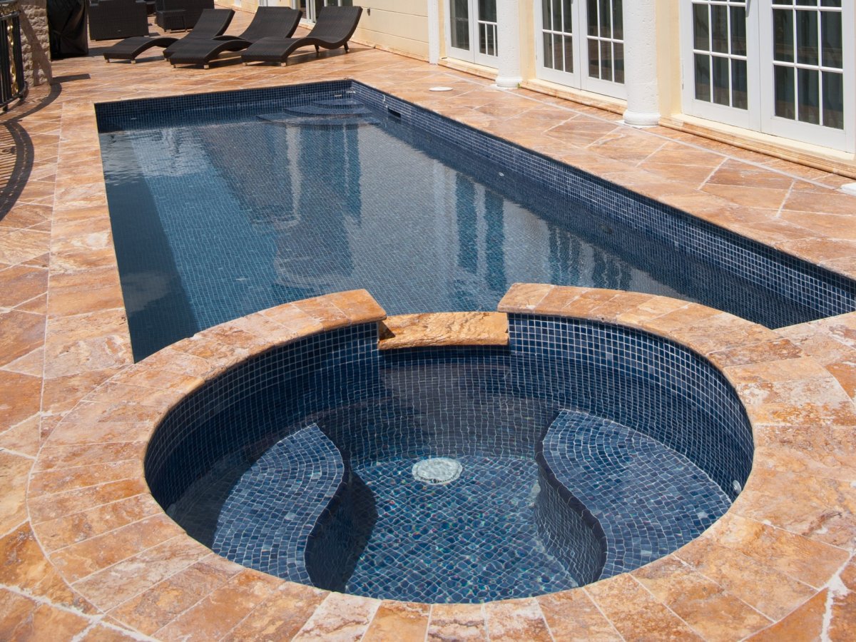 Камень вокруг бассейна