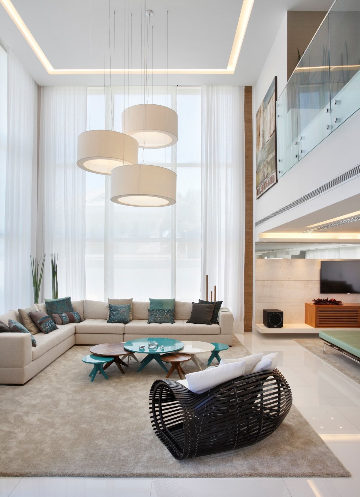 Гостиная с высоким потолком