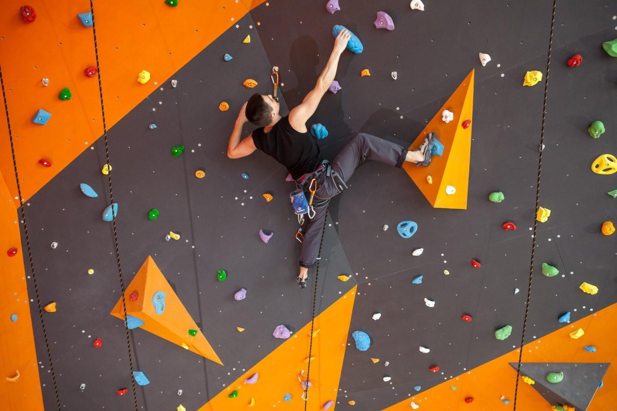 Скалолазание на скалодроме